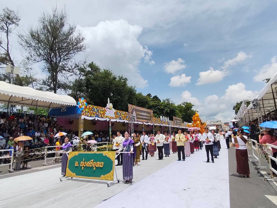 ขบวนแห่เทียนพรรษา อำเภอทุ่งศรีอุดม ในงานประเพณีแห่เทียนพรรษาจังหวัดอุบลราชธานี ประจำปี 2569