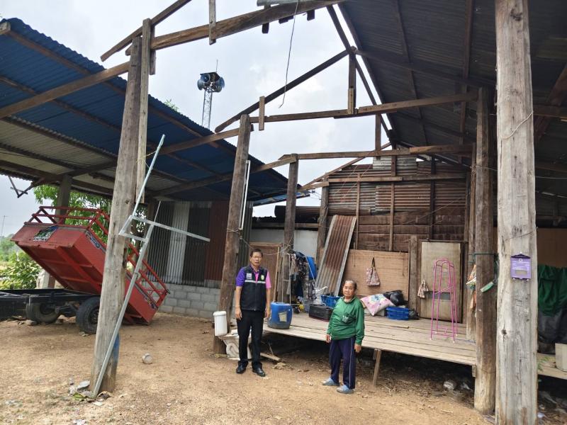 ออกสำรวจความเสียหายเบื้องต้นจากพายุฤดูร้อนพัดถล่มในพื้นที่ตำบลหนองอ้ม